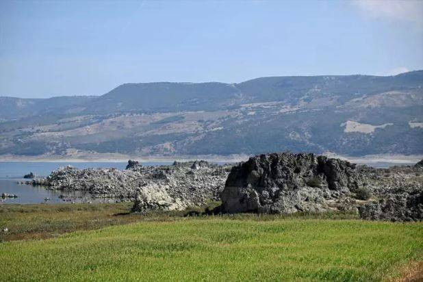 16 bin yıl önce püskürdü Demirköprü Barajı’nın suyu çekilince göründü. Kara olan rengi beyaza döndü - Resim: 2